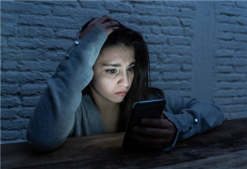 Worried young girl online